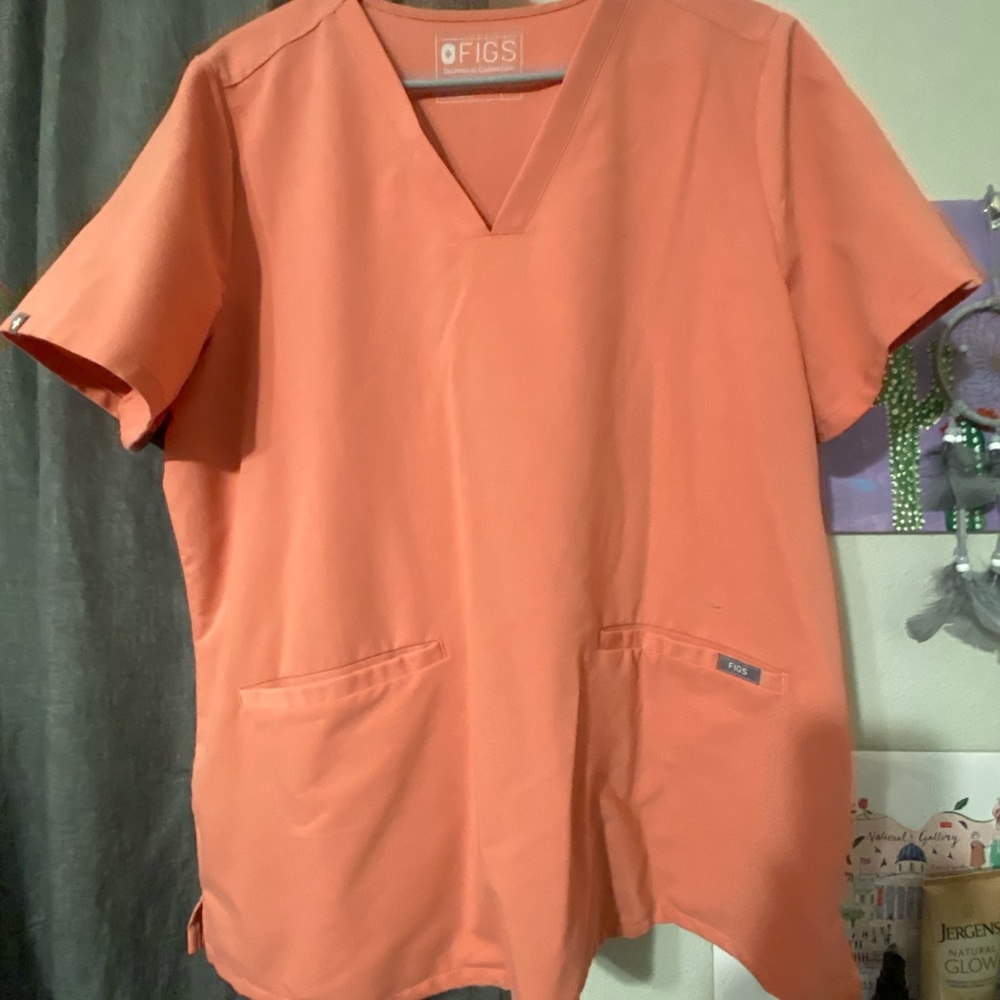 FIGS Casma 3 pocket scrub top in size XL. Color: Coral